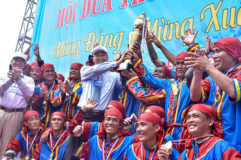 Hàng nghìn người xem đua thuyền tứ linh tri ân đội hùng binh Hoàng Sa